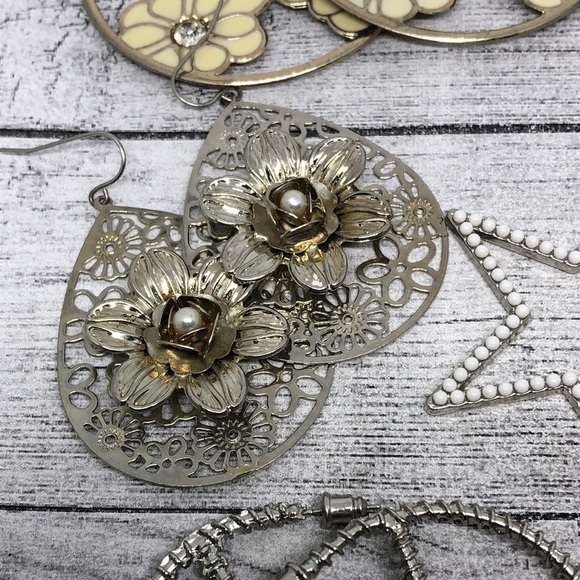 Bundle lot 6 fun whimsy playful statement earrings dangle drop hoops star peace. - Picture 5 of 7